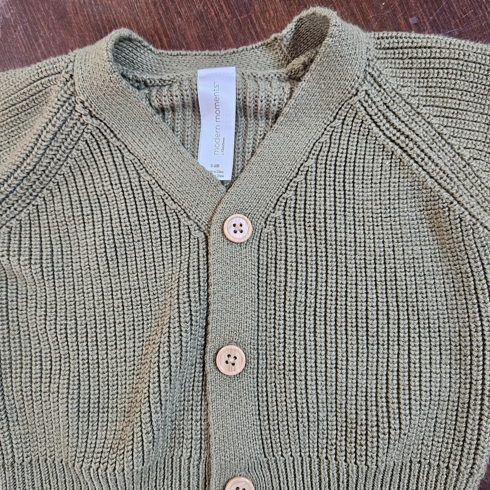 💝💝5/$25💝💝Green Ribbed Baby Cardigan with Wooden Buttons